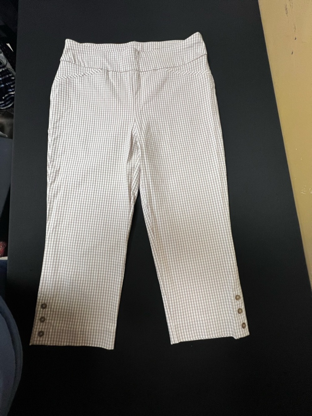CHICO’S PERFECT STRETCH PULL-ON GINGHAM TAN & WHITE CAPRI’S. SIZE 1 
LIKE NEW